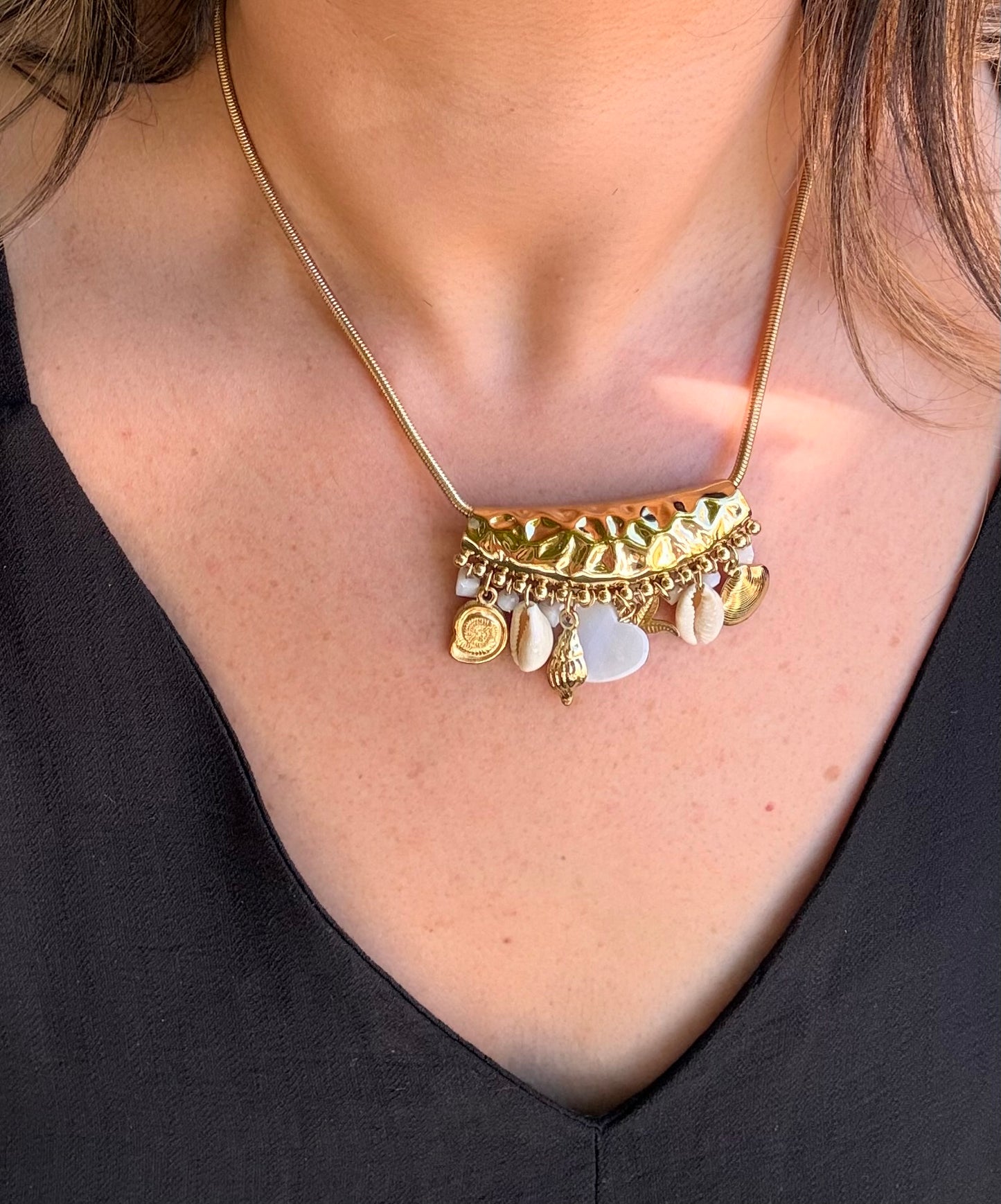 COLLIER DORÉ ET COQUILLAGES