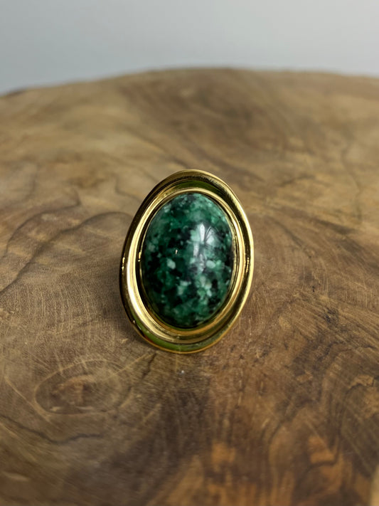 BAGUE DORÉE À PIERRE VERTE