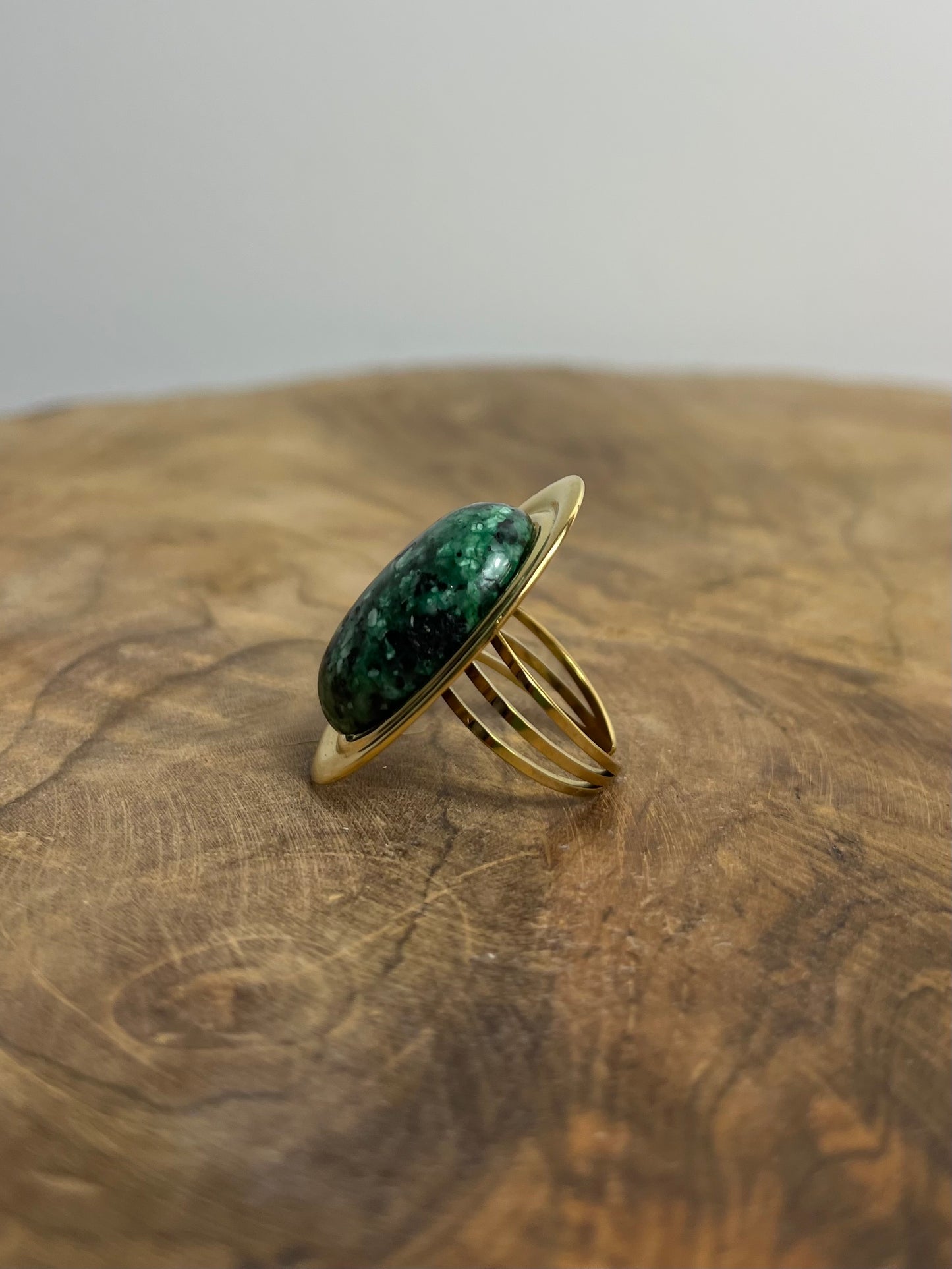 BAGUE DORÉE À PIERRE VERTE