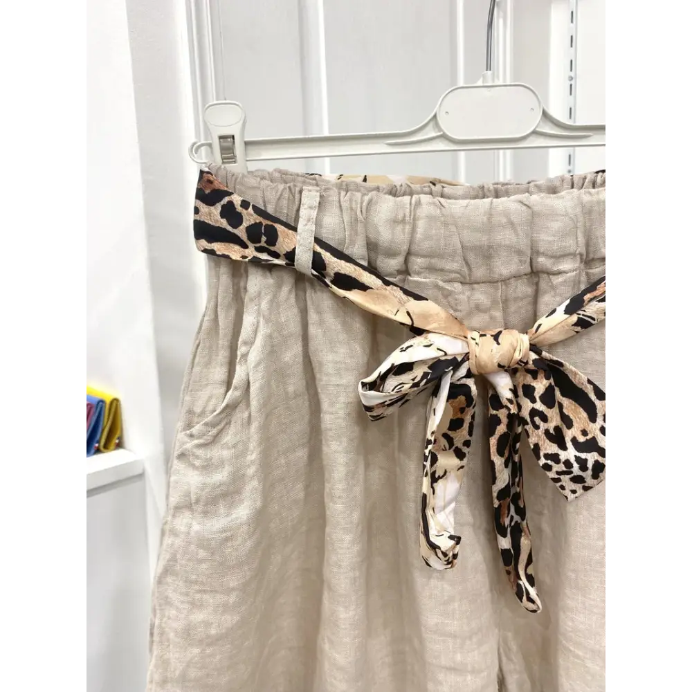 SHORT EN LIN BEIGE AVEC CEINTURE LEOPARD