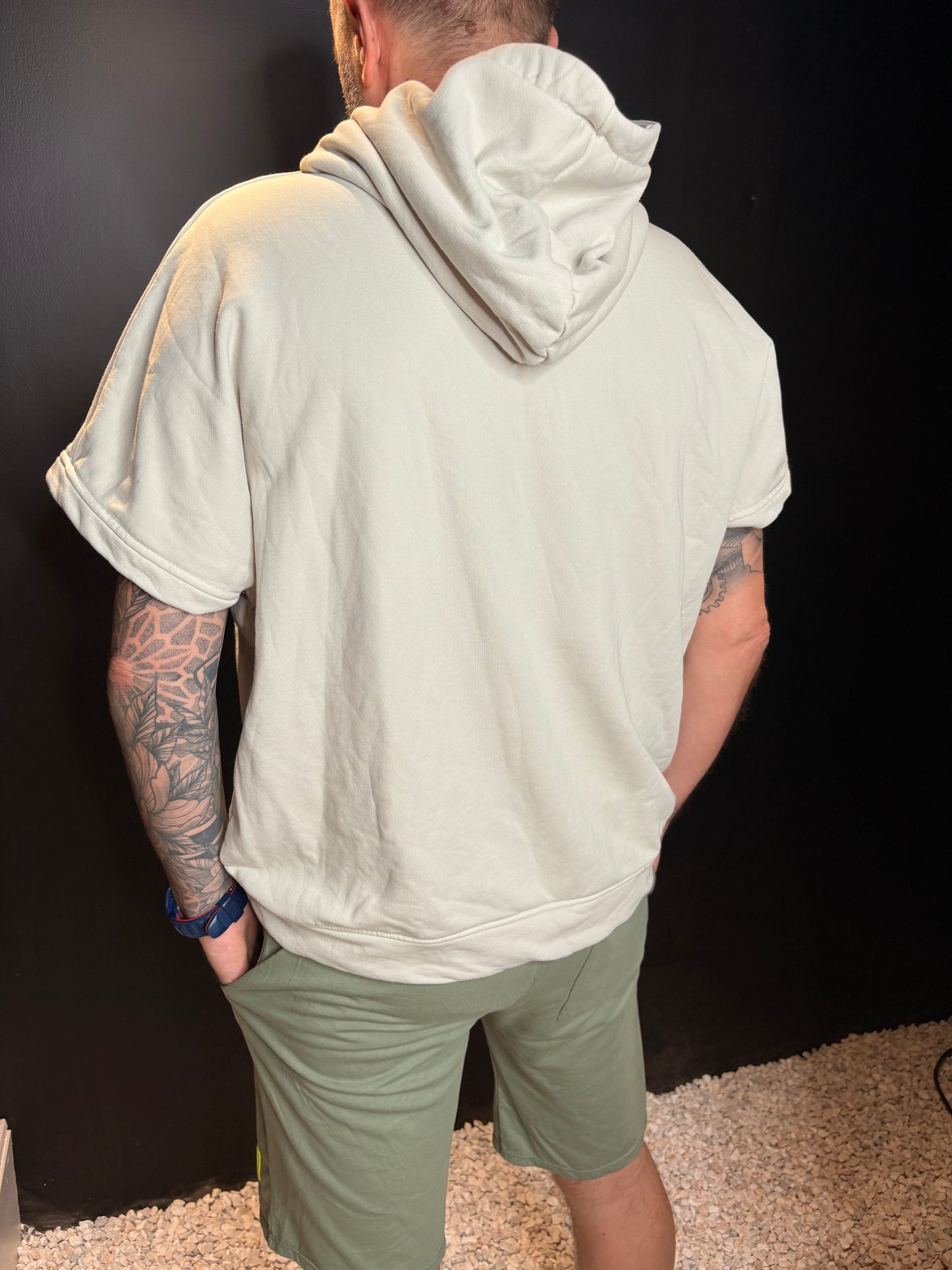 SWEAT A CAPUCHE MANCHES COURTES ÉCRU HOMME