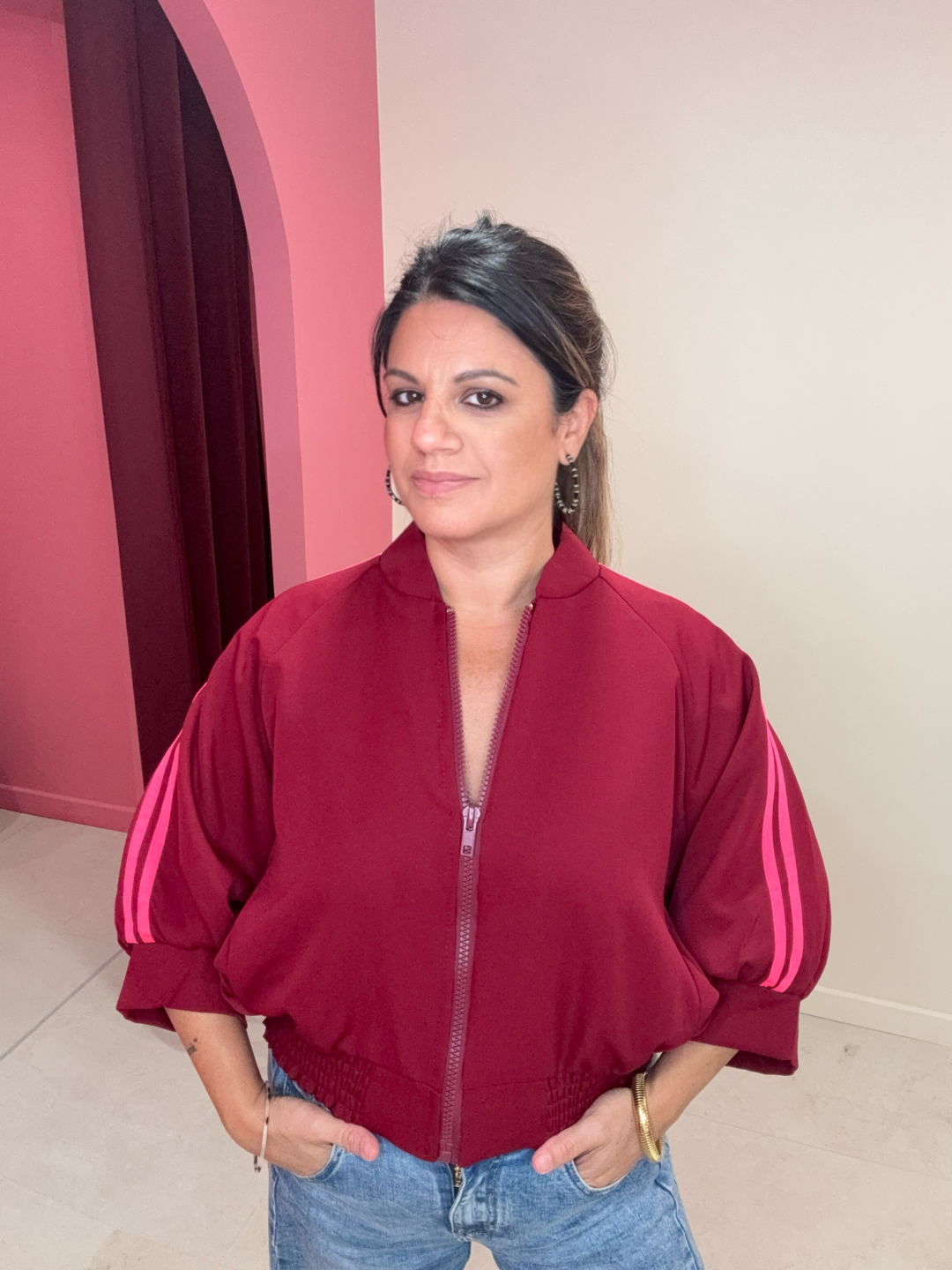 VESTE BORDEAUX BANDES ROSES