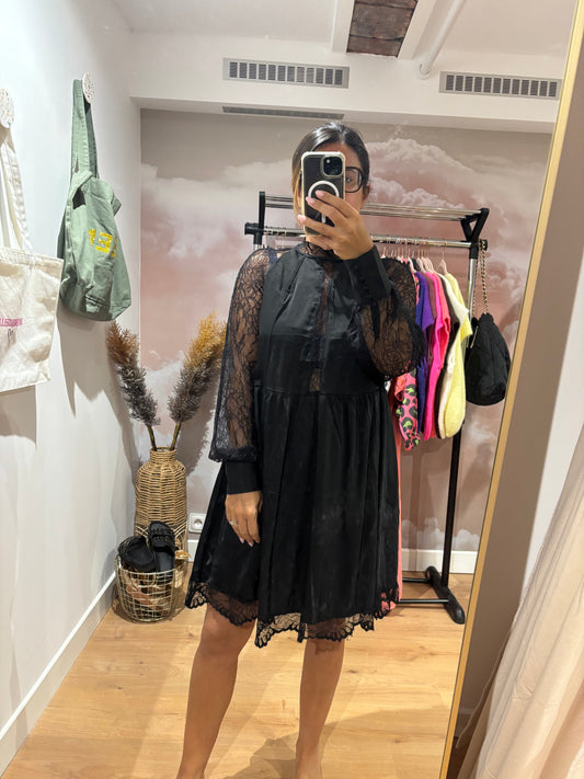 ROBE NOIRE A DENTELLE