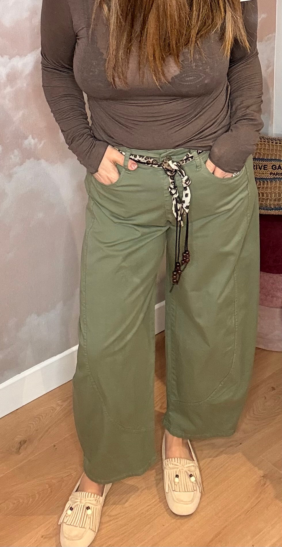 PANTALON BAREL KAKI CEINTURE LÉOPARD JOHANNA PARIS
