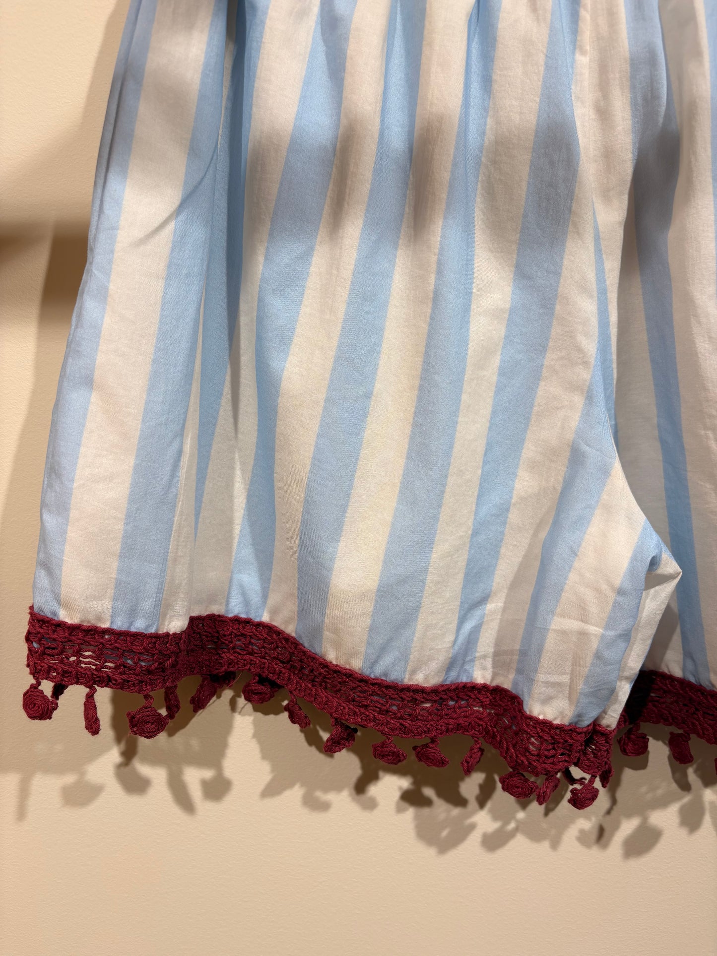 SHORT BLEU CIEL A POMPONS