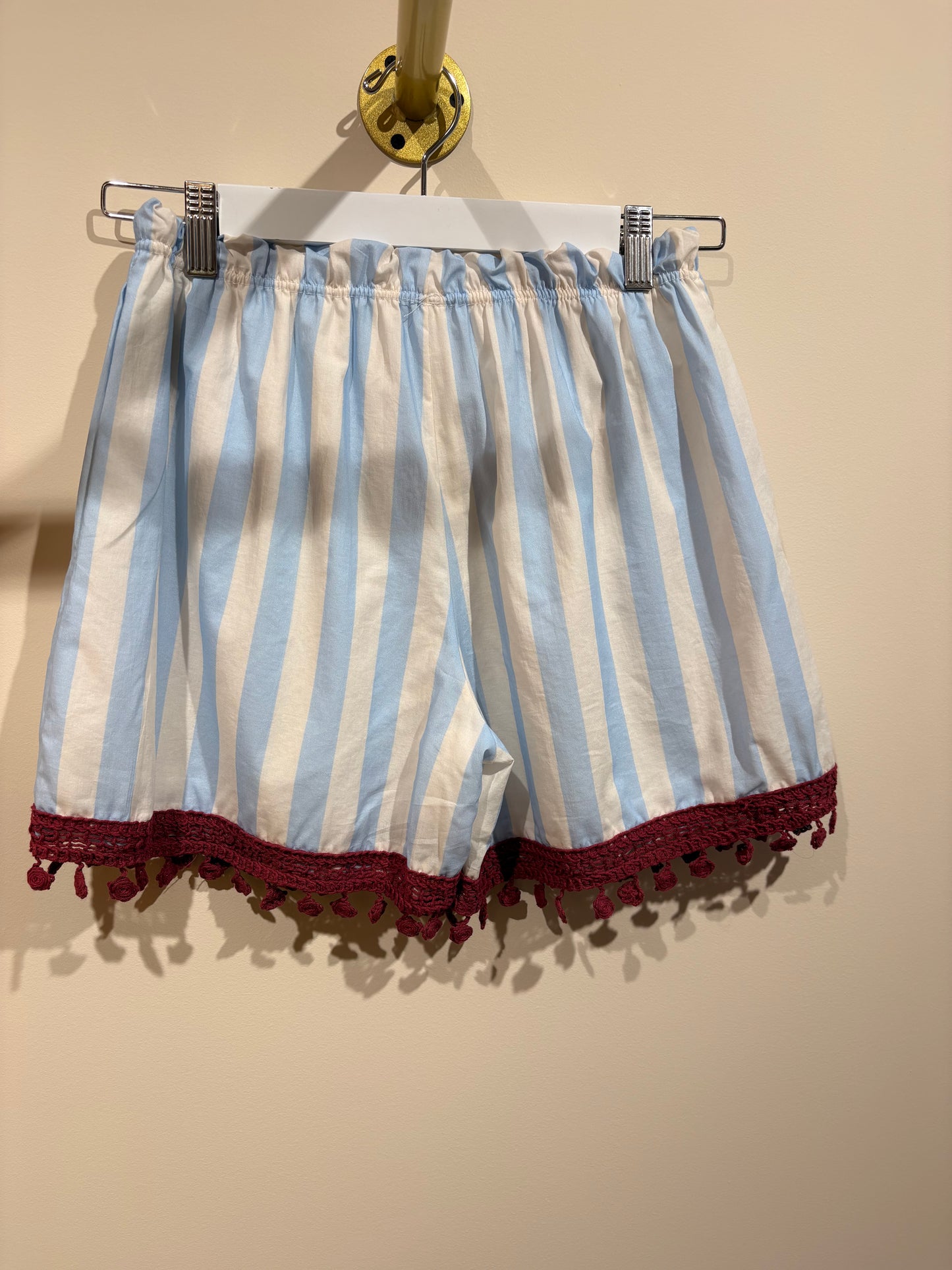 SHORT BLEU CIEL A POMPONS