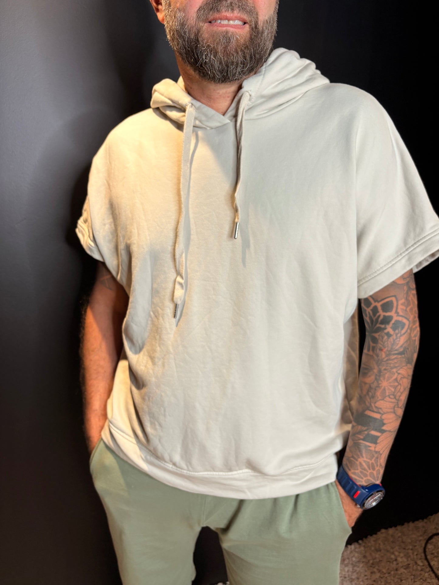 SWEAT A CAPUCHE MANCHES COURTES ÉCRU HOMME