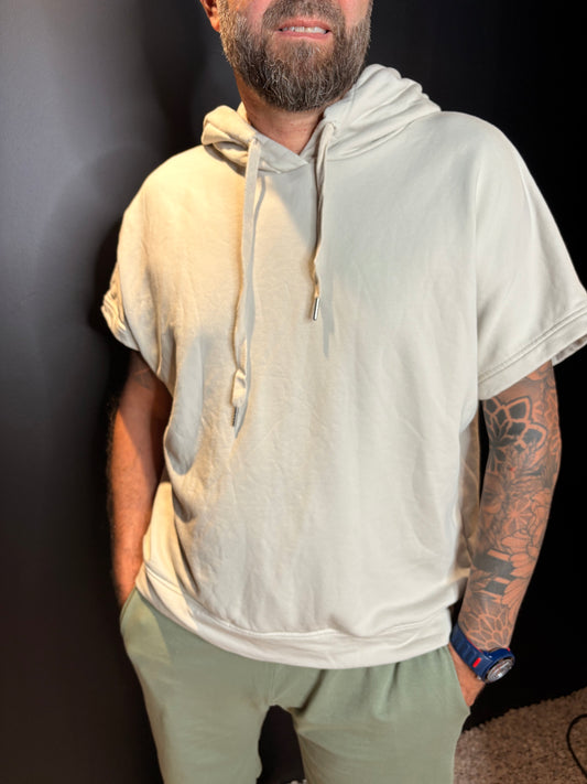SWEAT A CAPUCHE MANCHES COURTES ÉCRU HOMME