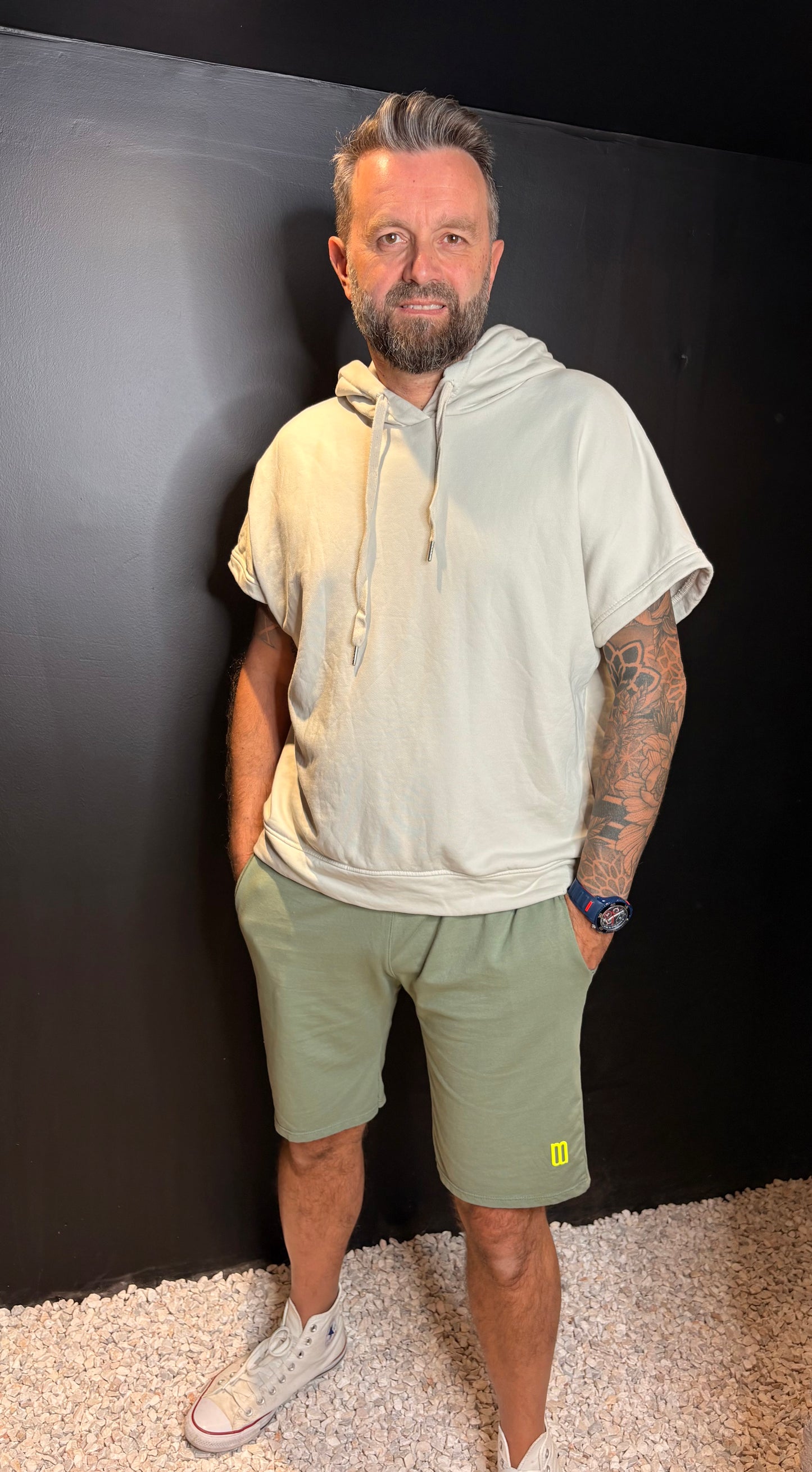 SWEAT A CAPUCHE MANCHES COURTES ÉCRU HOMME