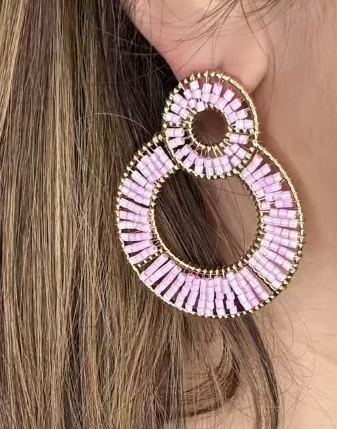 BOUCLES D’OREILLES ROSES À PERLES